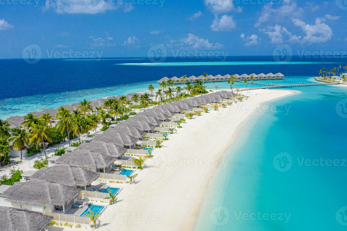Süd Male Atoll, Malediven 2019 - Luftbild der Insel, Wasservillen foto