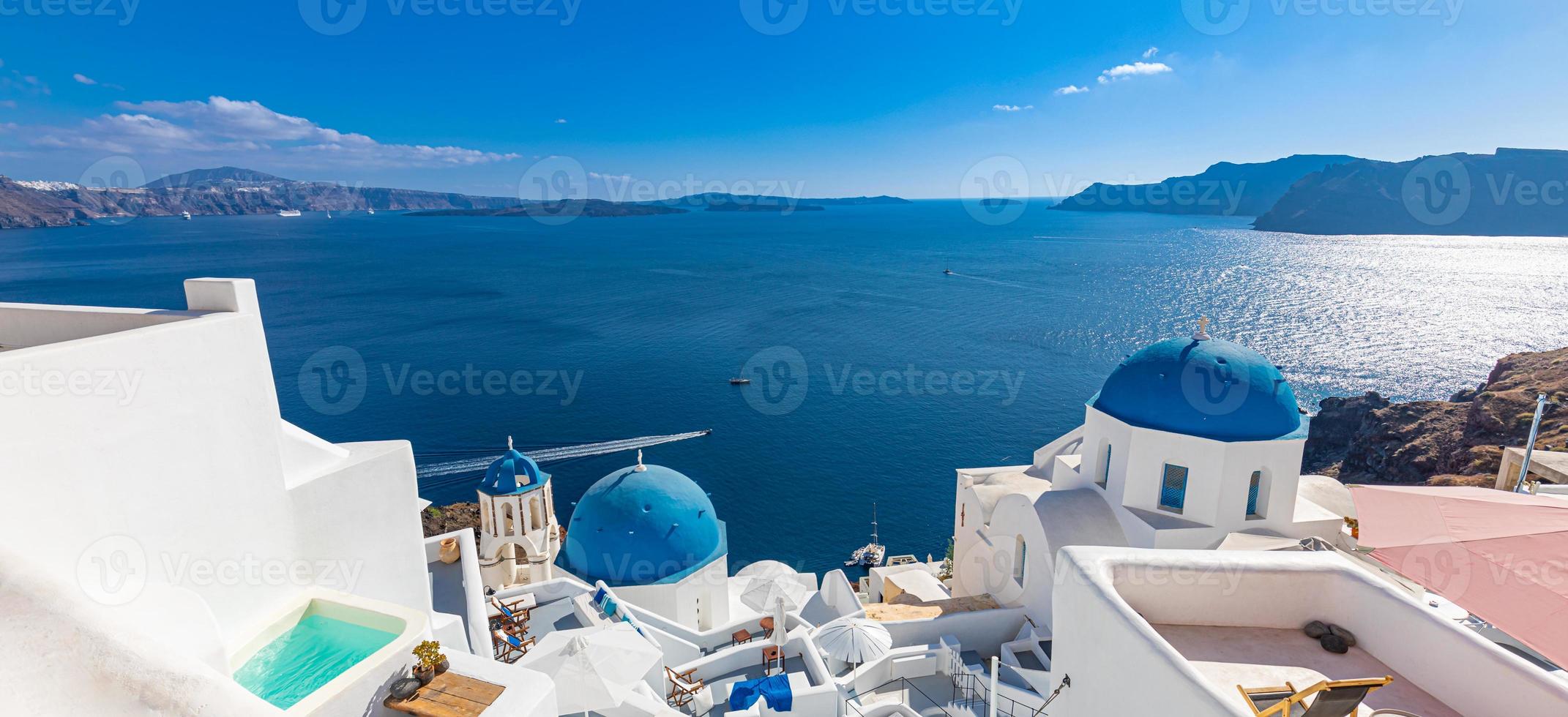 erstaunliche panoramische landschaft, luxusreiseurlaub. oia-stadt auf der insel santorini, griechenland. traditionelle und berühmte Häuser und Kirchen mit blauen Kuppeln über der Caldera, Ägäis foto