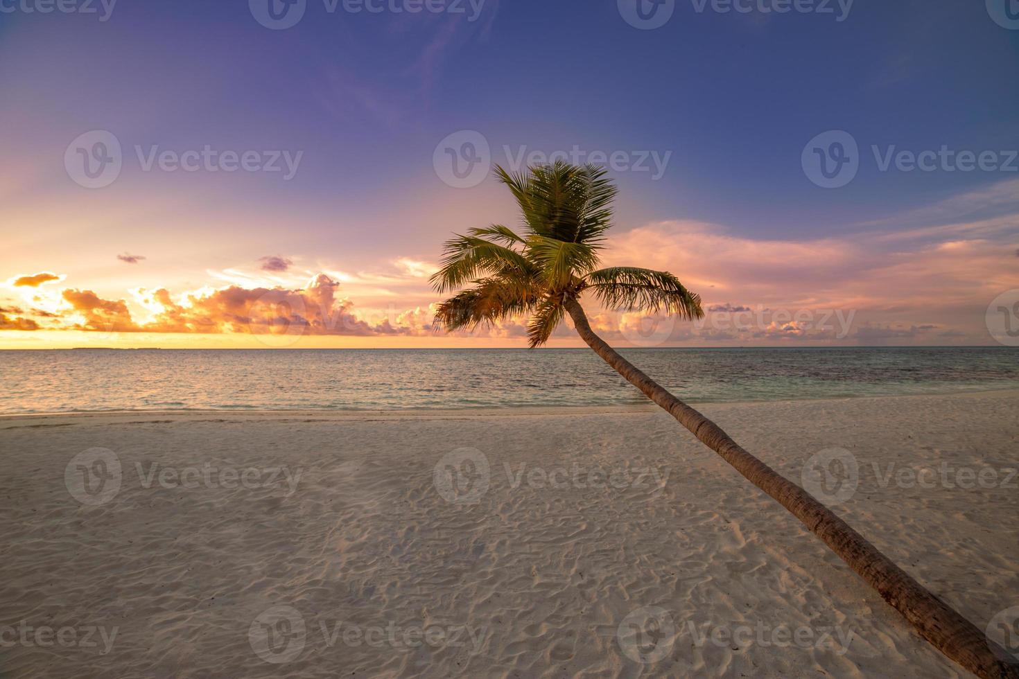 wunderschöner heller Sonnenuntergang an einem tropischen Paradiesstrand foto