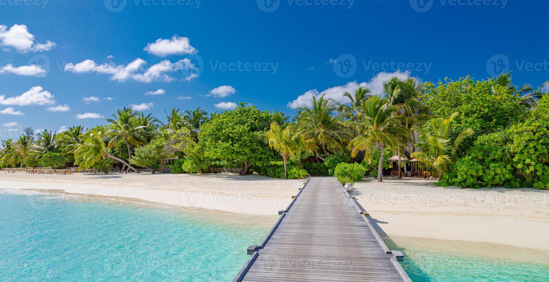 erstaunliche Panoramalandschaft des Strandes der Malediven. tropische Strandlandschaft Seelandschaft, Holzsteg des luxuriösen Wasservilla-Resorts. luxuriöser Reisezielhintergrund für Sommerurlaub und Urlaubskonzept foto