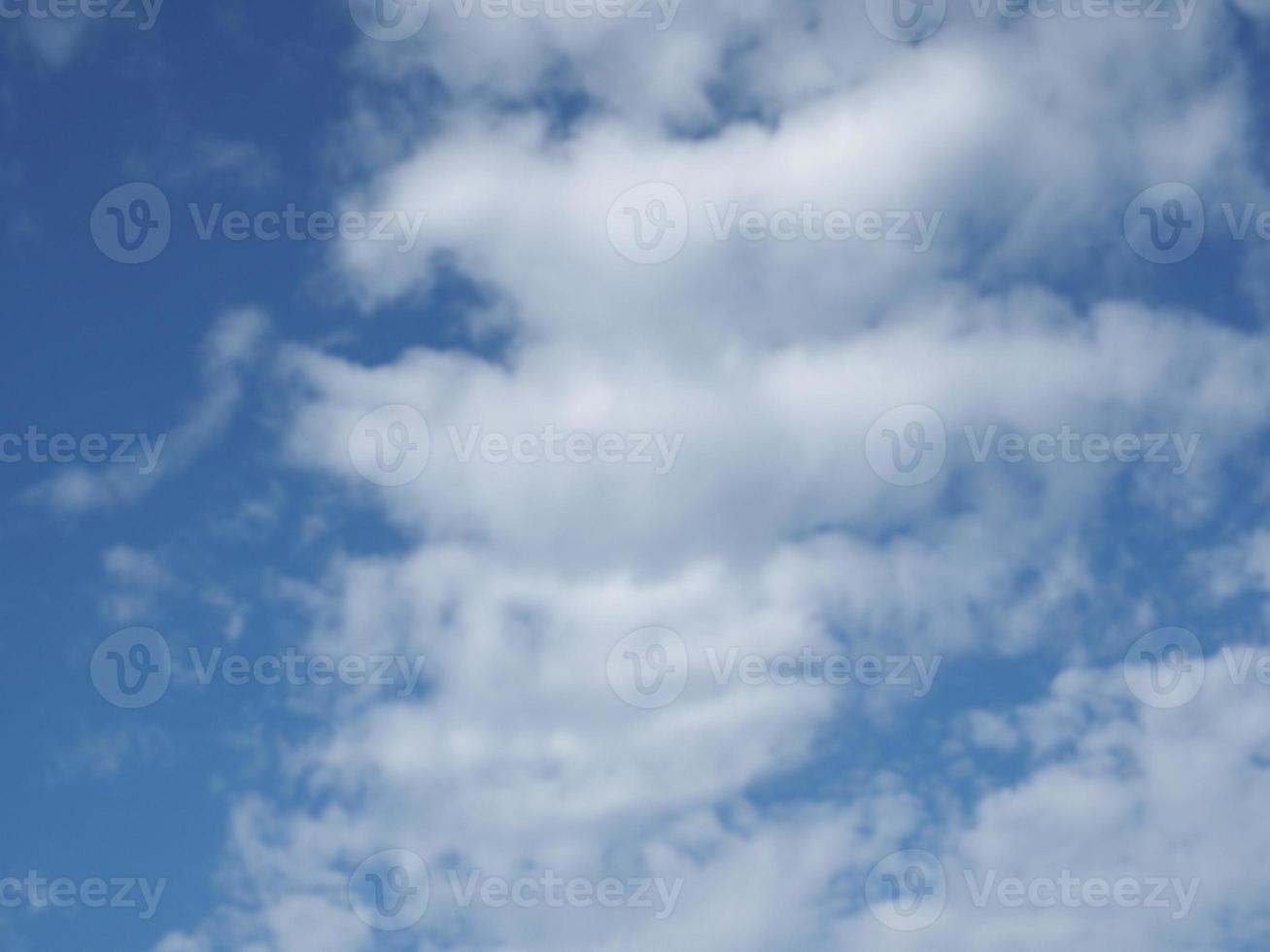 blauer Himmel mit Wolkenhintergrund foto