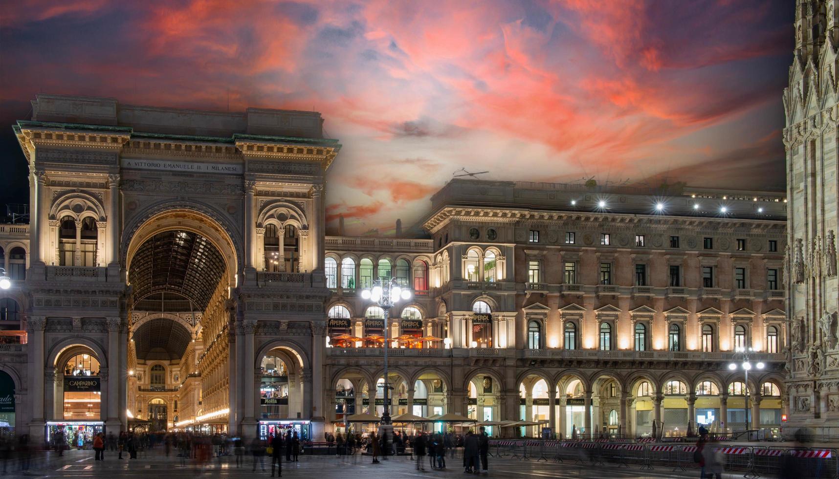 mailand italien 2021 eingang zur vittorio emanuele galerie in mailand, wo es luxusgeschäfte gibt foto