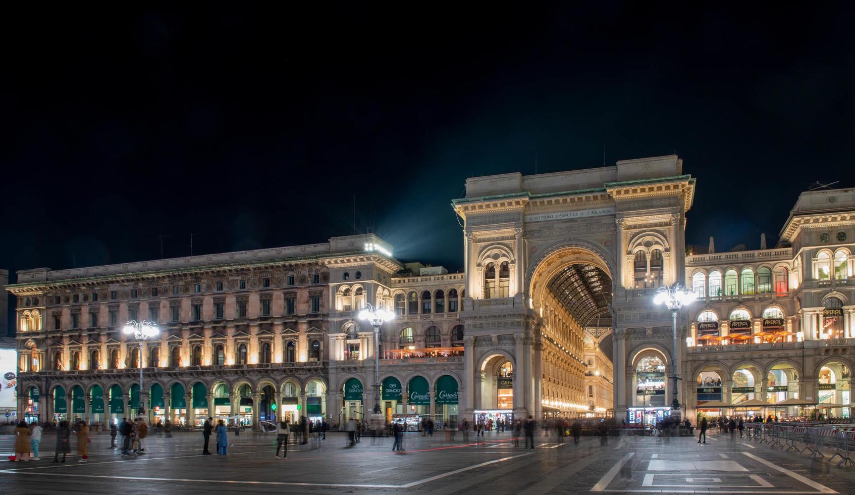 mailand italien eingang 2021 zur vittorio emanuele galerie in mailand, wo es luxusgeschäfte gibt foto