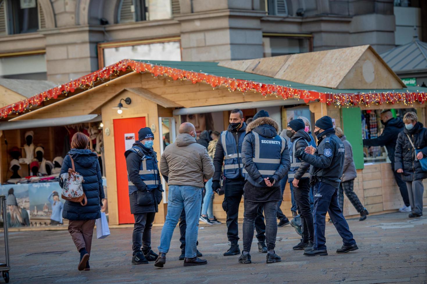 mailand italien 2021 sicherheitsbeauftragte für die kontrolle der weihnachtsmärkte foto