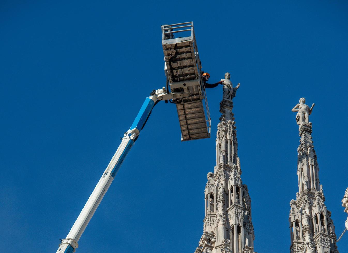 mailand italien 2021 techniker auf hebebühne für planmäßigen wartungsplan und studie der abbauphänomene der kathedrale von mailand foto