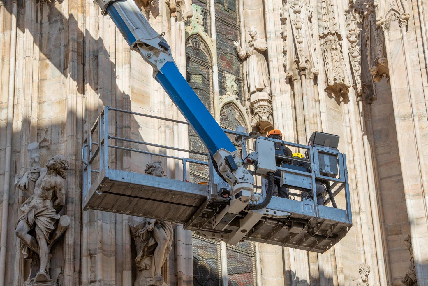 mailand italien 2021 techniker auf hebebühne für planmäßigen wartungsplan und studie der abbauphänomene der kathedrale von mailand foto