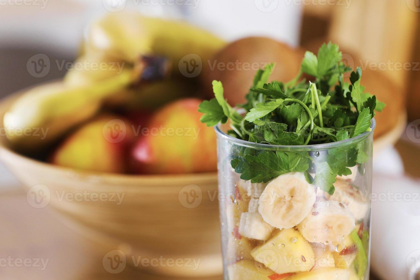 zerdrückte Früchte für Smoothie. Verschiedene tropische Früchte und Smoothie auf dem Tisch auf dem Küchenhintergrund, gesundes Lebensstilkonzept. selektiver Fokus. foto