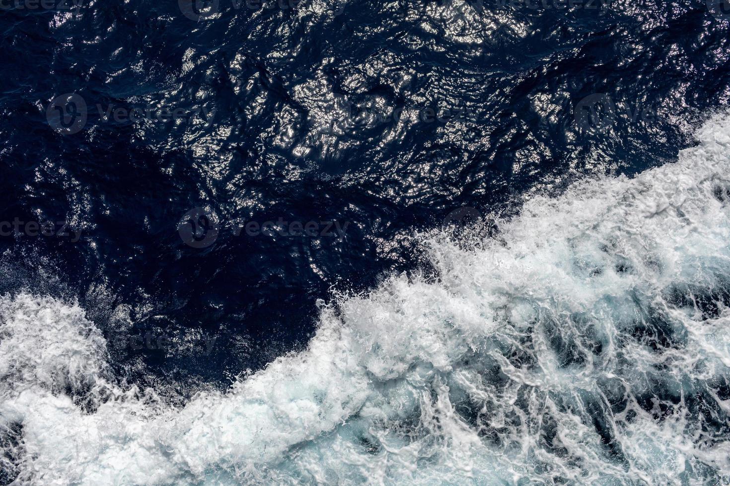 Welle Ozean oder Meerwasser Hintergrund. blaues Meerwasser in Ruhe. foto