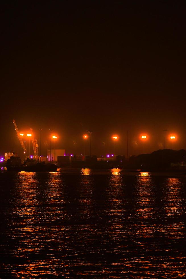 Nachtlicht der Stadt reflektiert auf Fluss foto