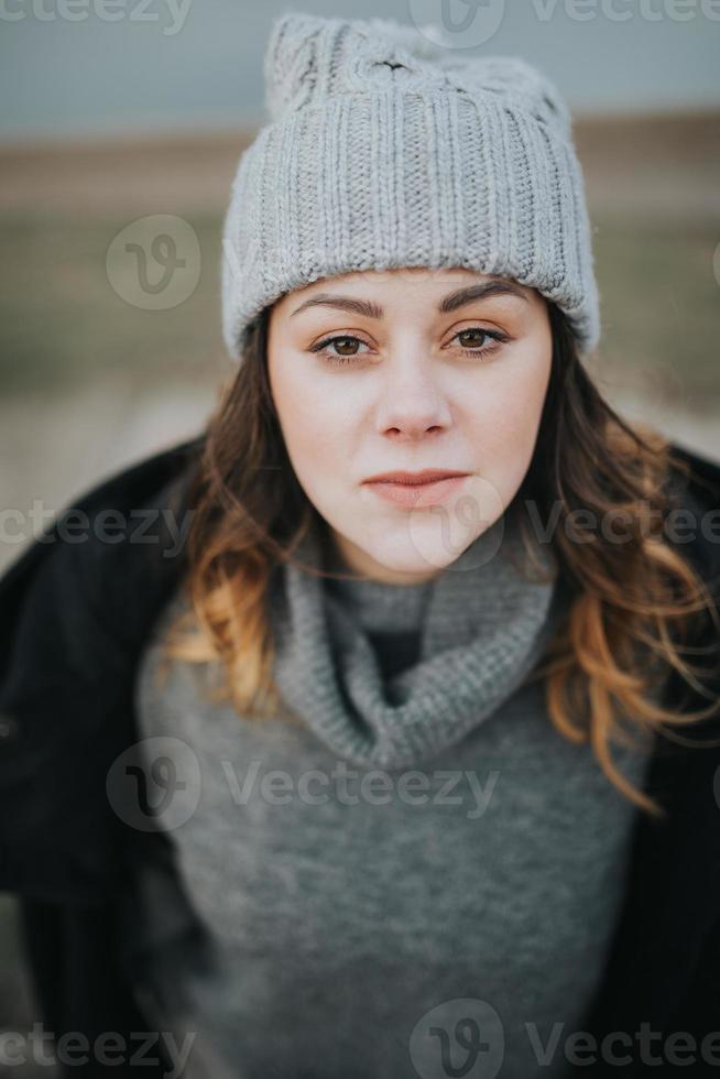 Mädchen posiert draußen bei kaltem Wetter foto