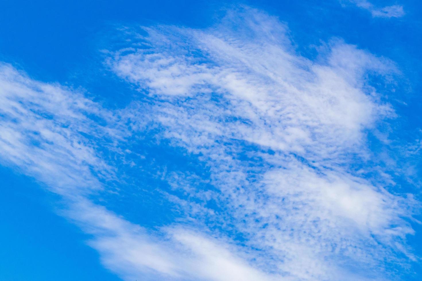 blauer Himmel mit chemischen Wolken chemischer Himmel Chemtrails sonniger Tag. foto