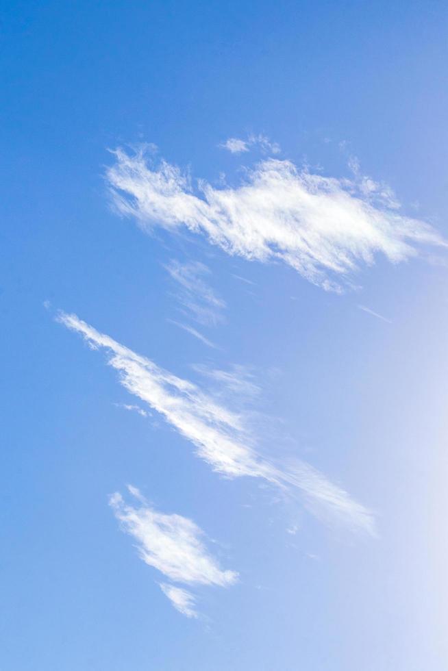 blauer Himmel mit chemischen Wolken chemischer Himmel Chemtrails sonniger Tag. foto