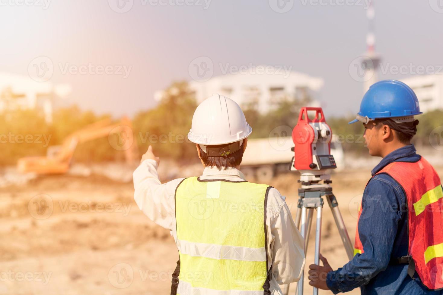 Bauingenieur mit Vorarbeiter, der die Baustelle für ein neues Infrastrukturbauprojekt überprüft. Fotokonzept für Ingenieurarbeiten. foto