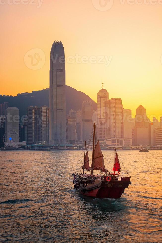 Hongkong traditionelles chinesisches Holzboot für Touristenservice im Hafen von Victoria bei Sonnenuntergang von der Kowloon-Seite in Hongkong foto