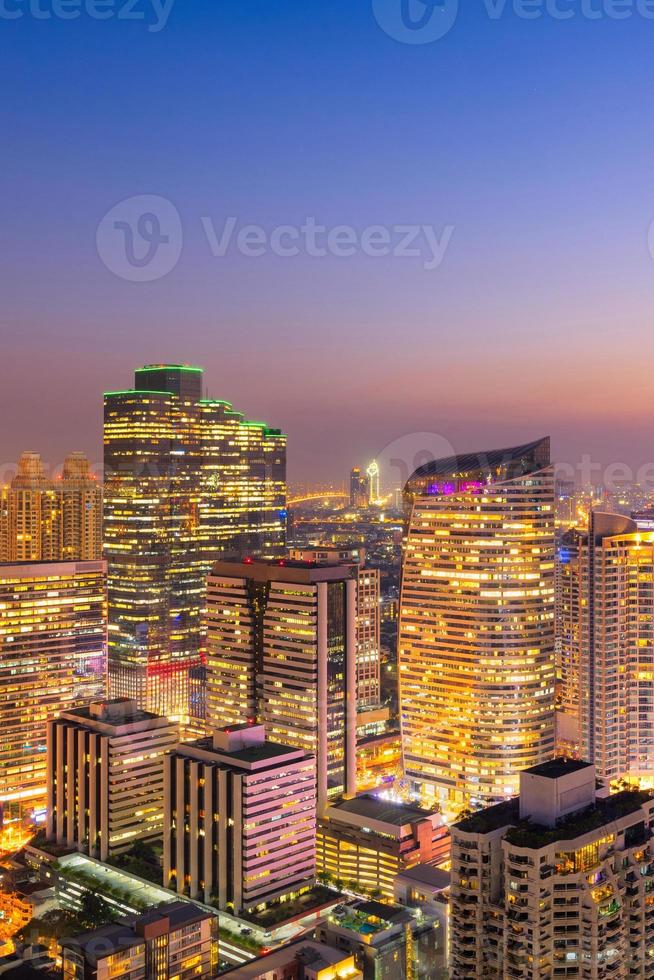 Stadtbildansicht von Bangkok modernes Bürogebäude in der Geschäftszone in Bangkok, Thailand. bangkok ist die hauptstadt von thailand und bangkok ist auch die bevölkerungsreichste stadt in thailand. foto