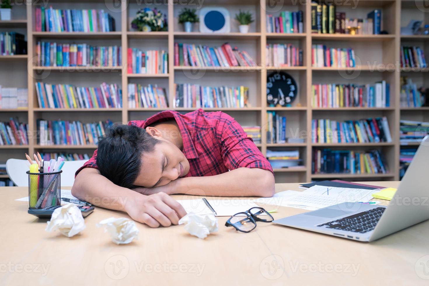 Asiatischer Unternehmer, der nach Arbeitsstress schläft, um neue Geschäftsideen im Home Office herauszufinden. Konzept für Startup-Kleinunternehmer und Freiberufler. foto