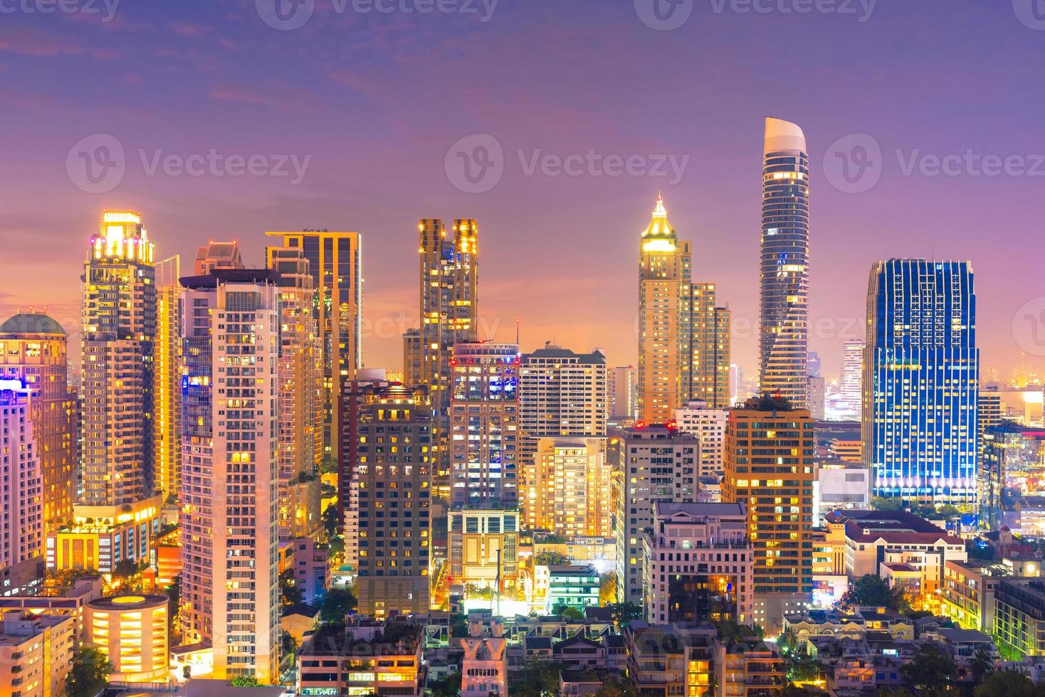 Stadtbildansicht von Bangkok modernes Bürogebäude in der Geschäftszone in Bangkok, Thailand. bangkok ist die hauptstadt von thailand und bangkok ist auch die bevölkerungsreichste stadt in thailand. foto