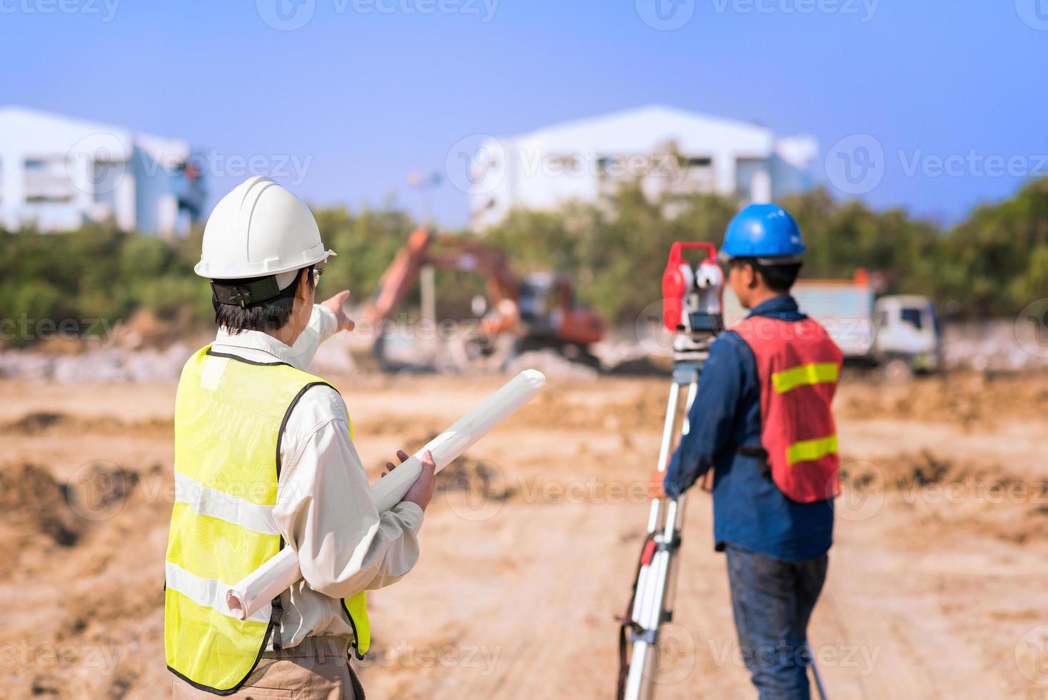 Bauingenieur mit Vorarbeiter, der die Baustelle für ein neues Infrastrukturbauprojekt überprüft. Fotokonzept für Ingenieurarbeiten. foto