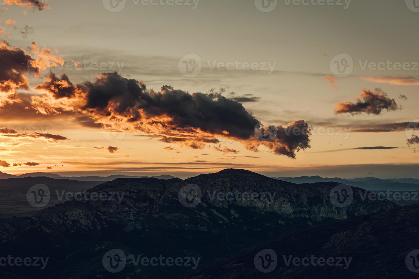 ein wunderschöner bewölkter Bergsonnenuntergang foto