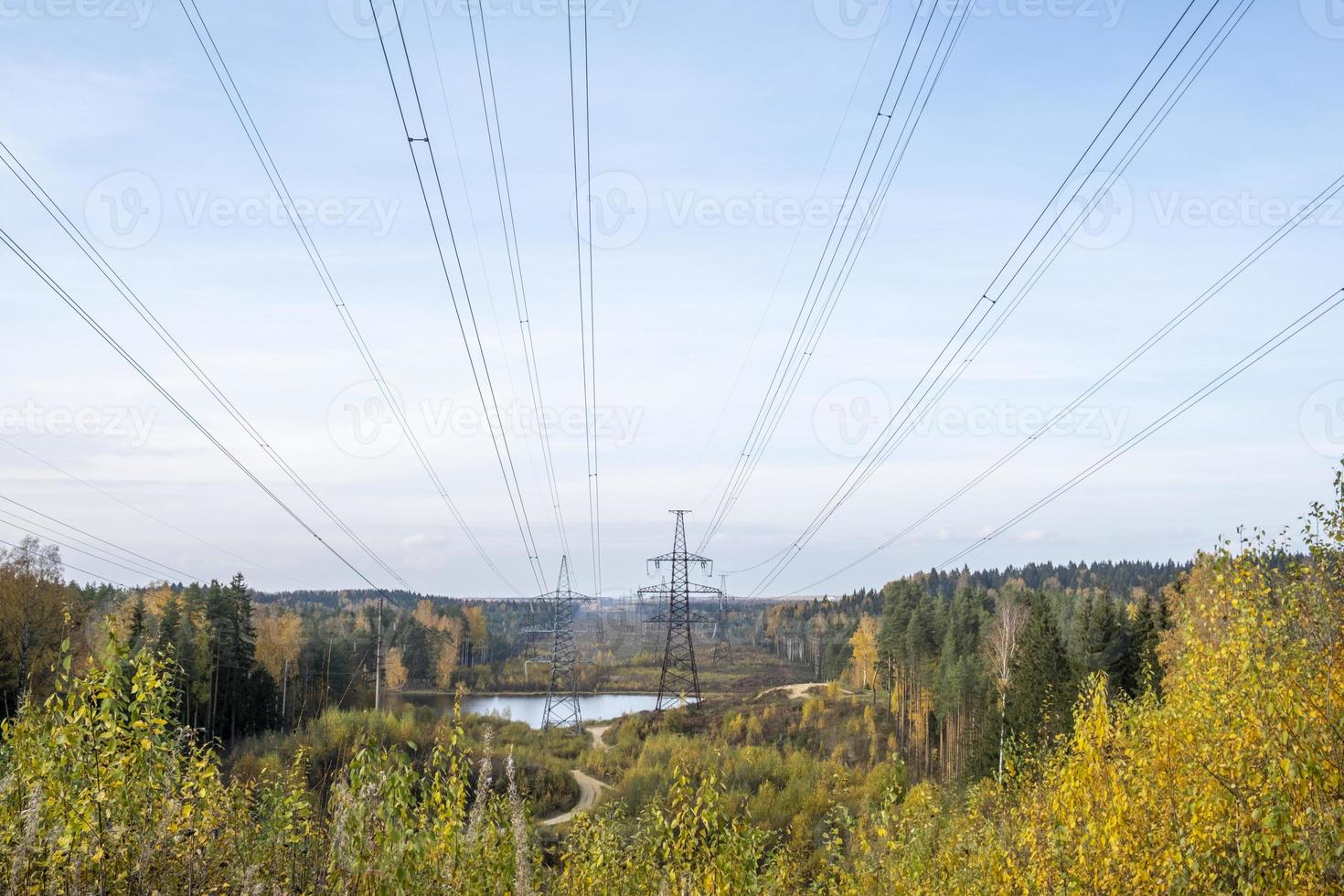 Blick auf die Herbstlandschaft mit Drähten der Hochspannungsübertragung foto