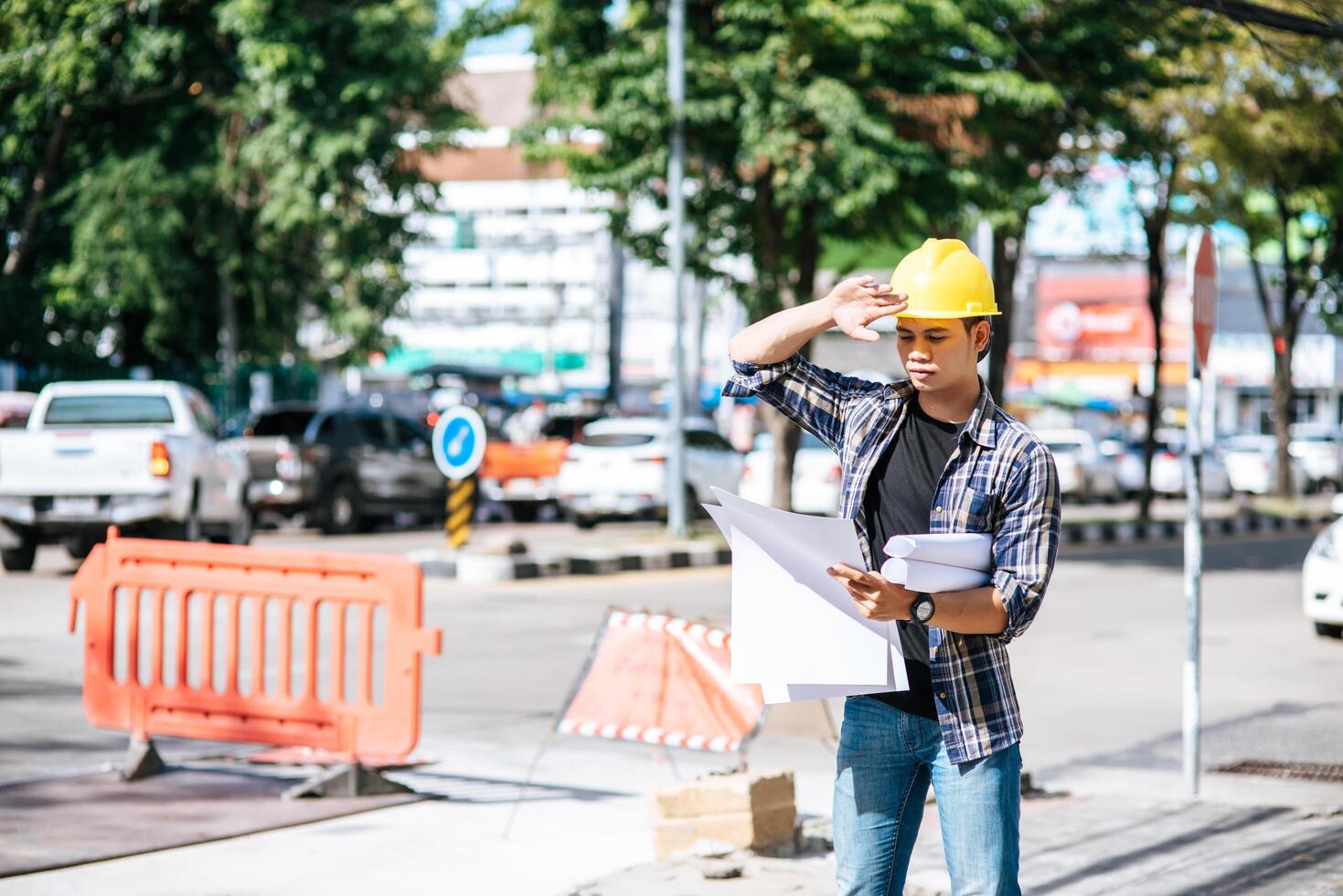 Bauingenieure arbeiten entsprechend den Straßenverhältnissen und haben Barrieren. foto