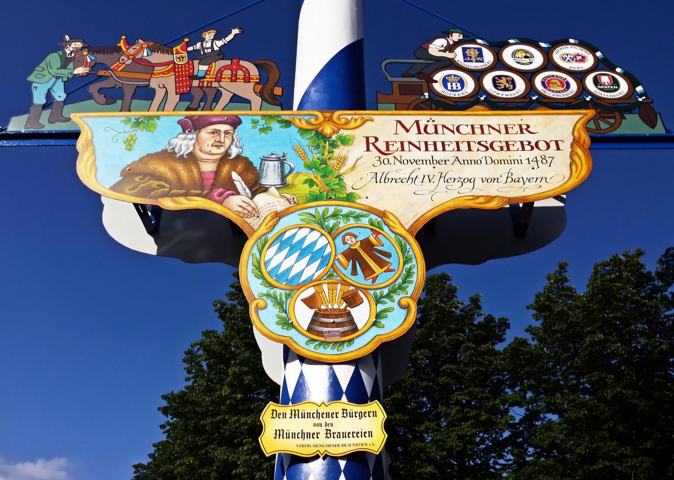 München, Deutschland, 2015 - Detail der Stange, die das Münchner Reinheitsgebot, den berühmten Lebensmittelmarkt in München, darstellt foto