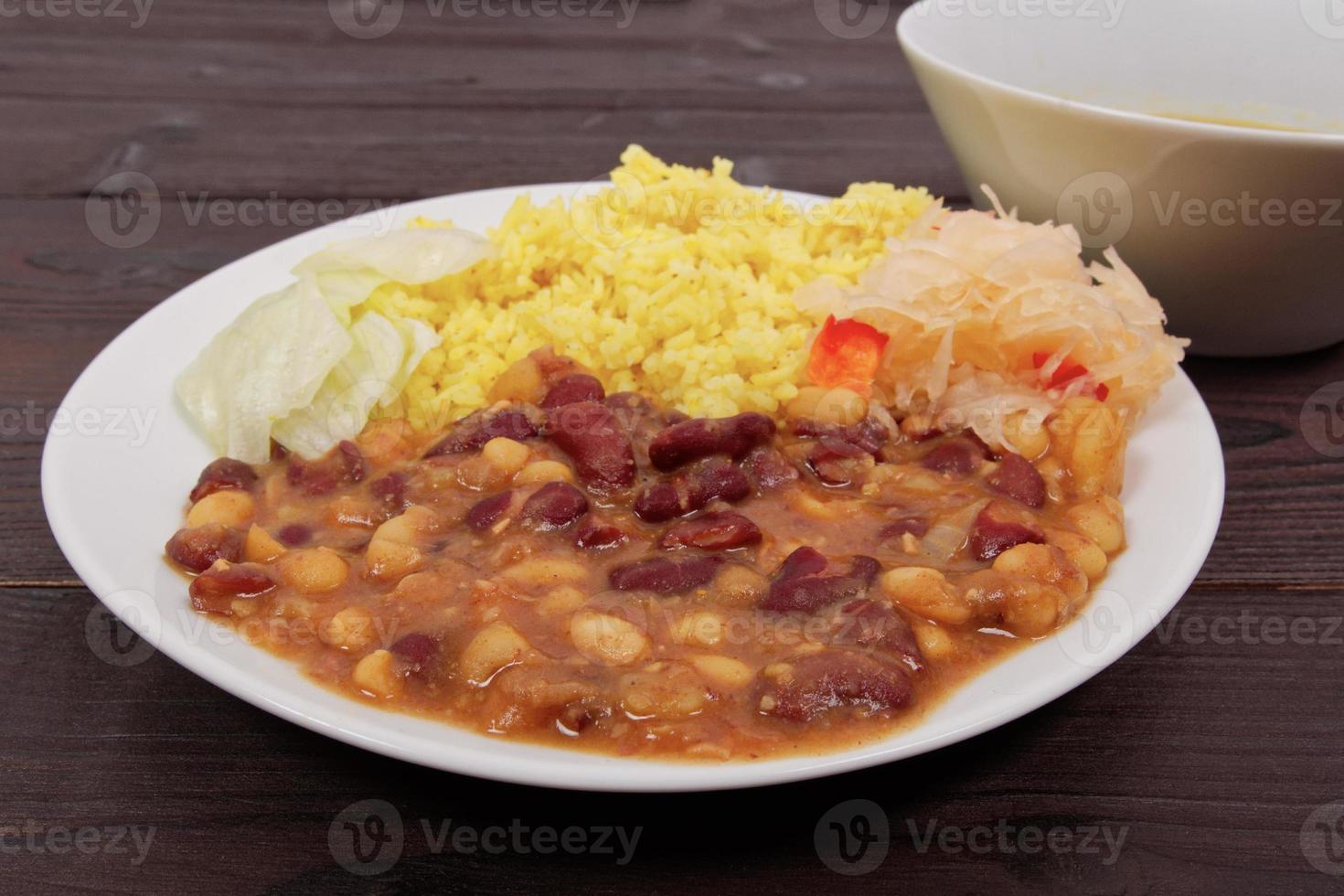 rote Bohnen mit Curryreis auf einem Tisch foto