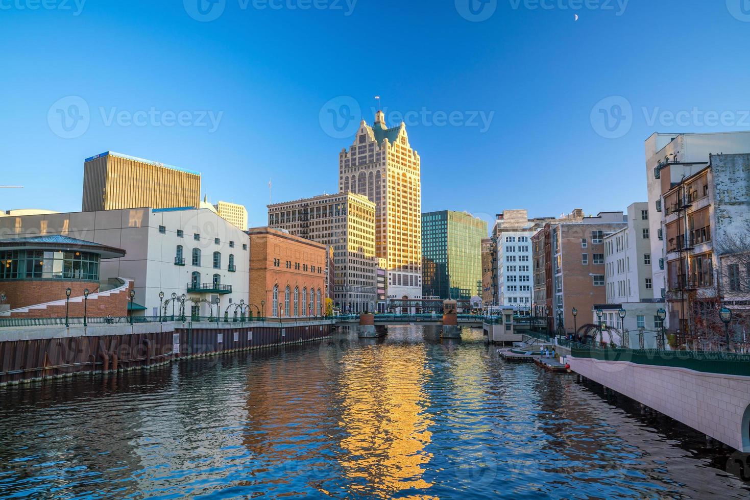 Skyline der Innenstadt mit Gebäuden entlang des Milwaukee River foto