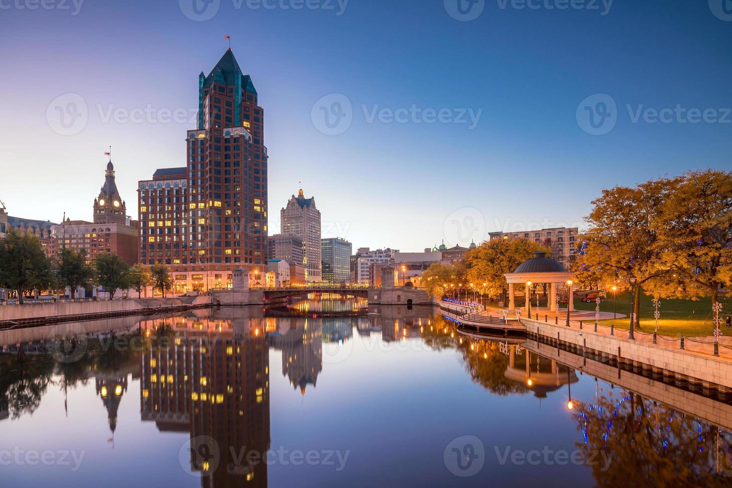 Skyline von Downtown Milwaukee in den USA foto