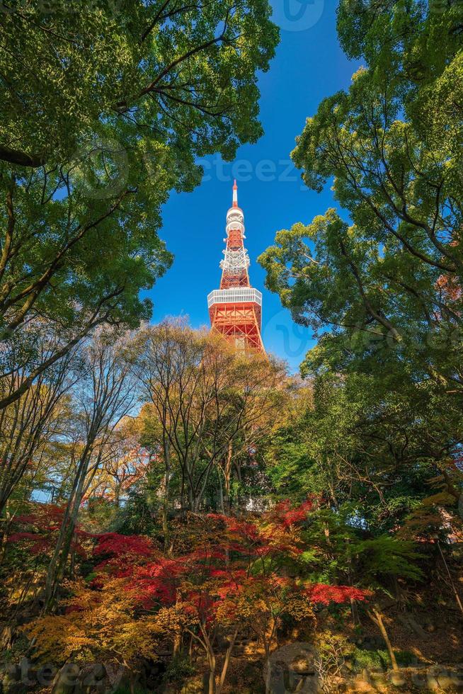 Tokyo Tower mit blauem Himmel in Japan foto