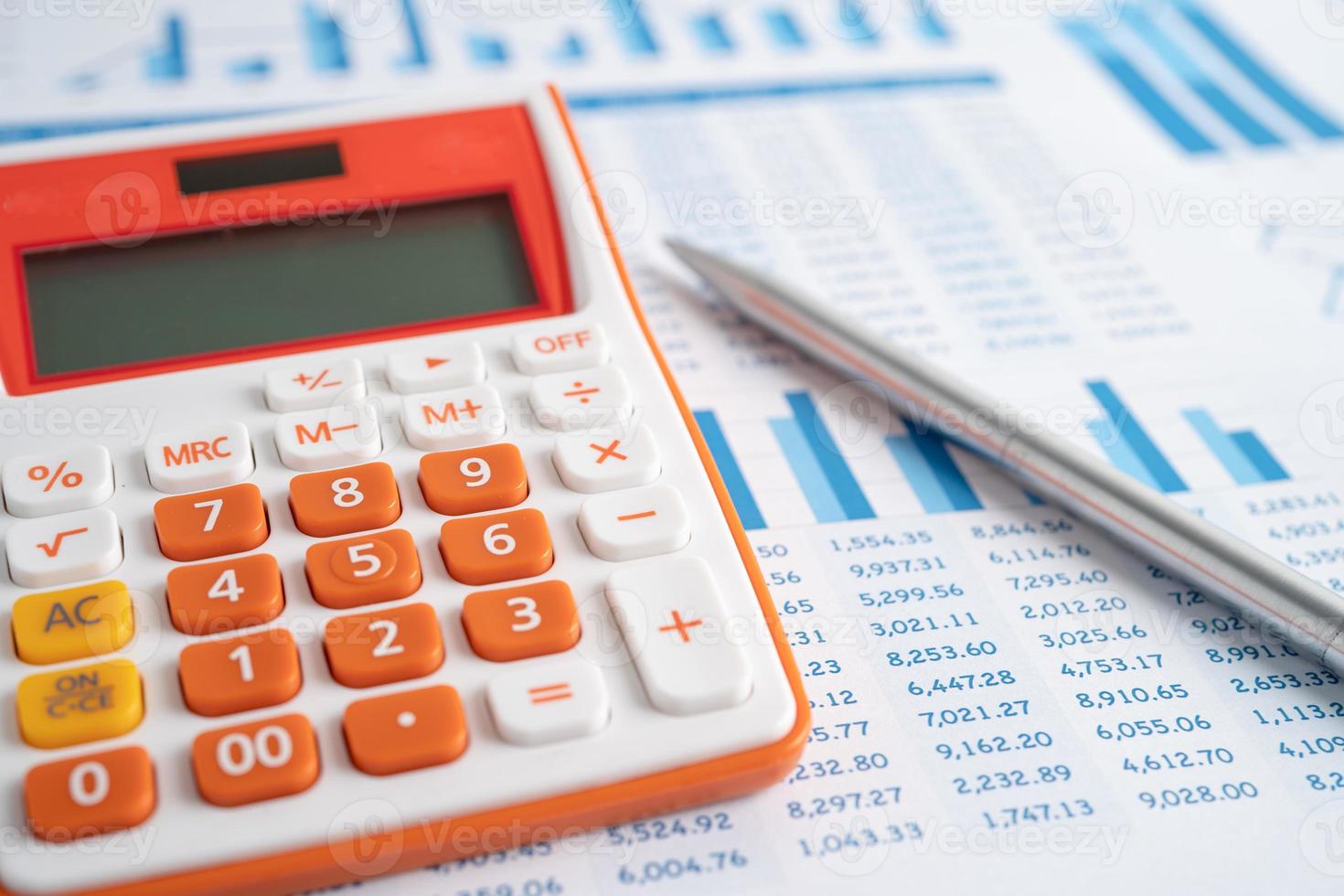 Taschenrechner auf Diagramm- und Diagrammtabellenpapier. Finanzentwicklung, Bankkonto, Statistik, investitionsanalytische Forschungsdatenwirtschaft, Börsenhandel, Geschäftskonzept. foto