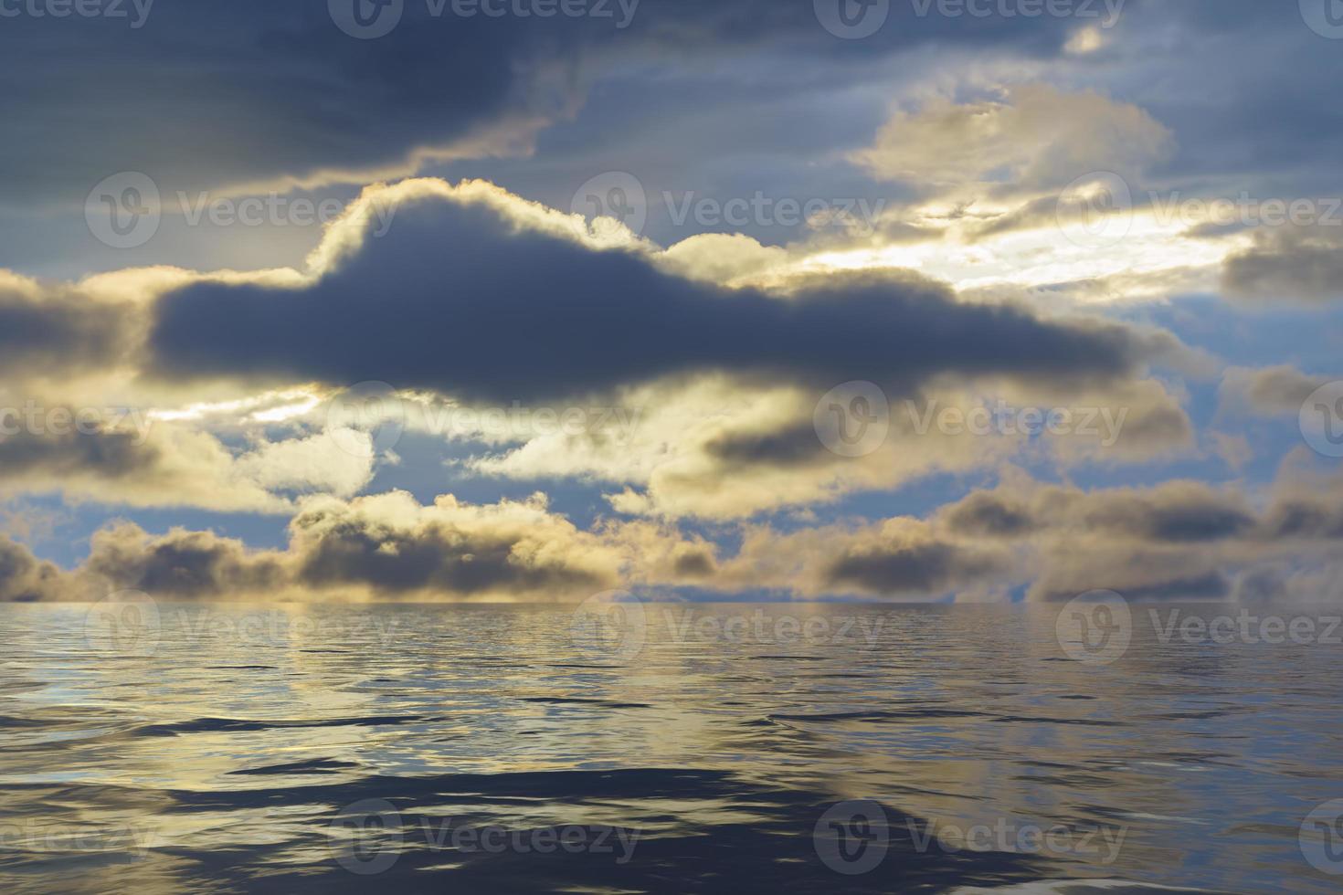 Seestück unter bewölktem bewölktem Himmel. foto