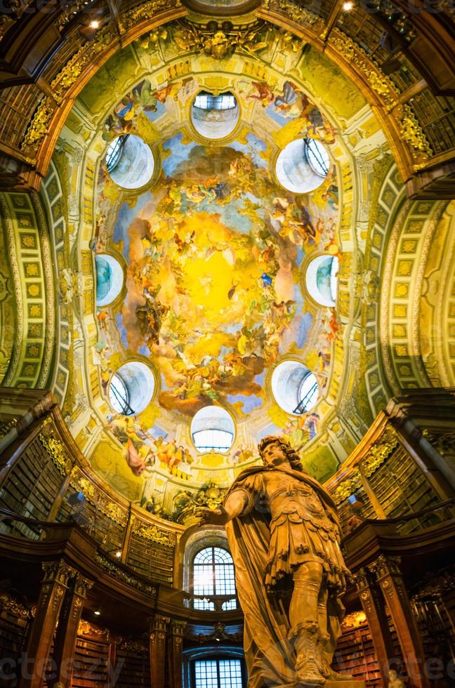 7. August. 2018. wien. austria.wide vertikaler Panoramablick auf schöne römische Statue und Versiegelungen in der österreichischen Nationalbibliothek. foto