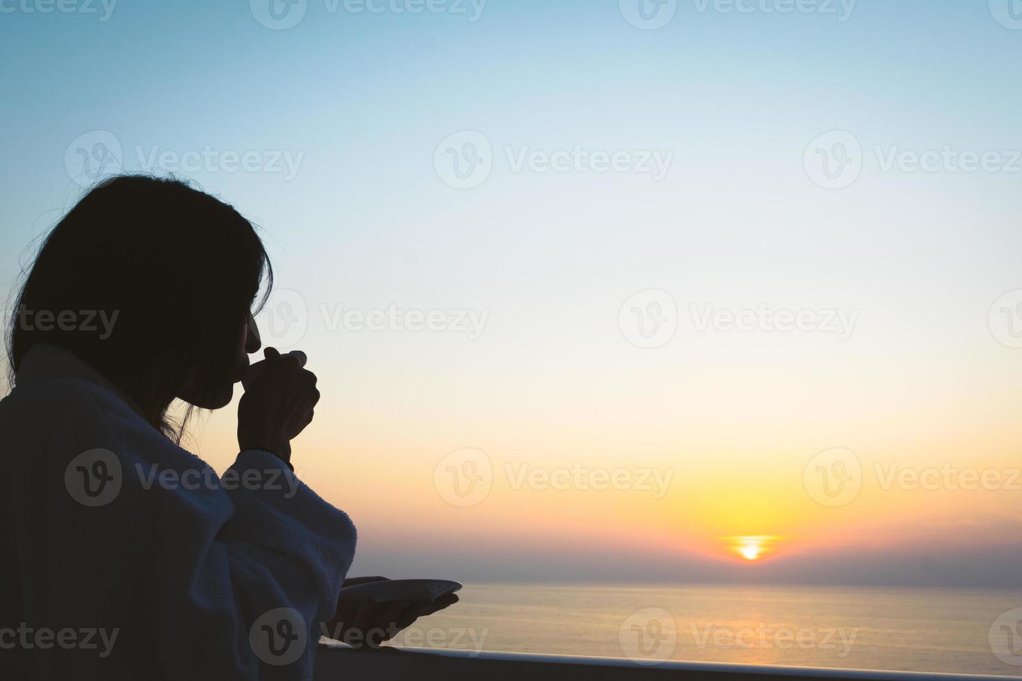 Touristen trinken Kaffee im Urlaub foto