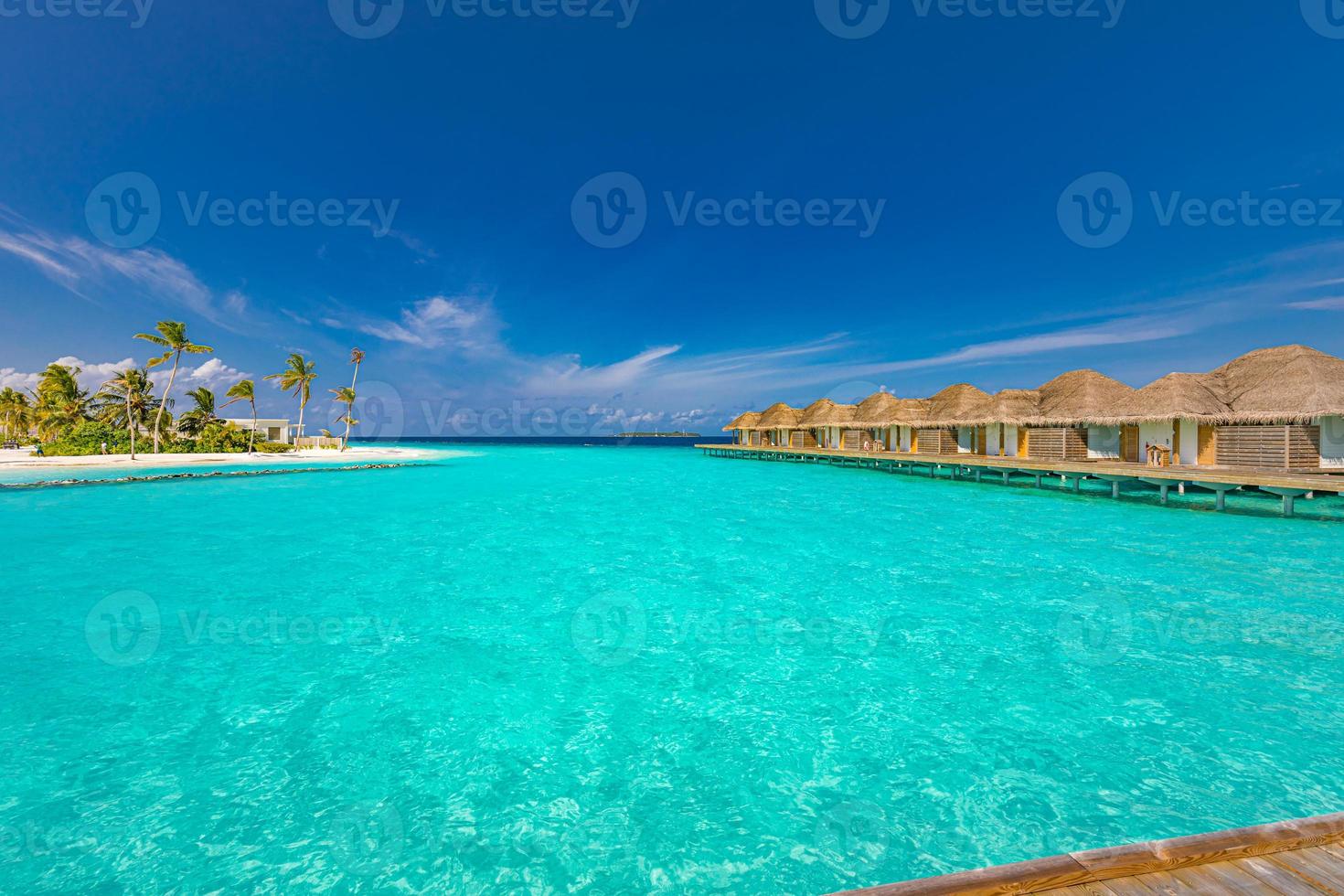 Luxusurlaub auf den Malediven, Wasserbungalow-Villa mit Steg tropischer Inselstrand, Ufer. luxuriöses tropisches Resort oder Hotel mit Wasservillen und wunderschöner Strandlandschaft foto