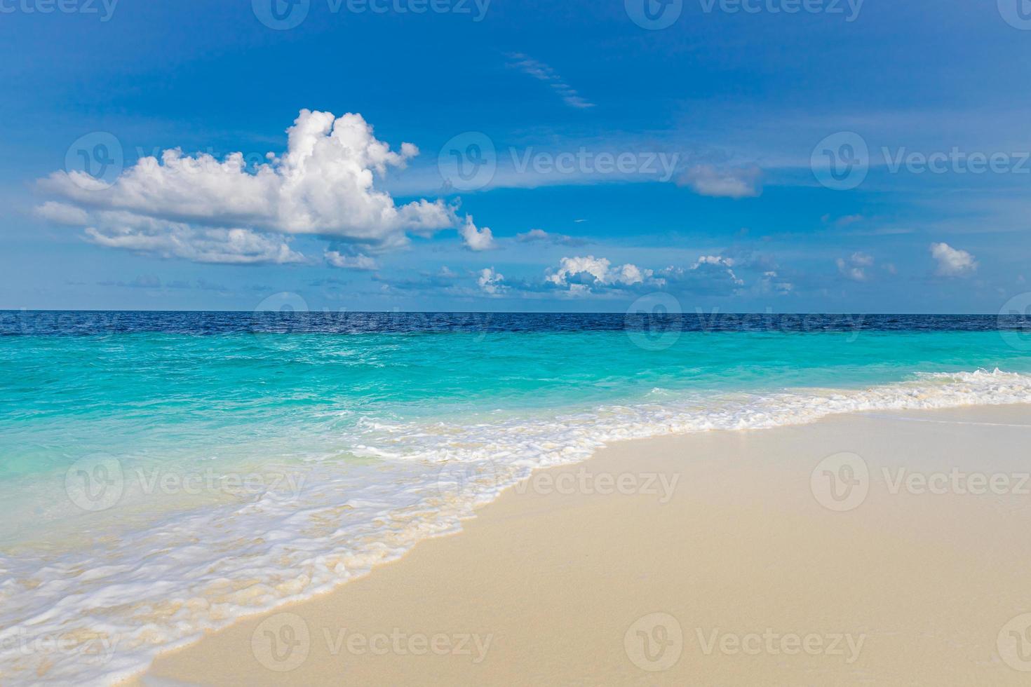 Atemberaubende Aussicht auf Meereswellen, die an einem warmen Sommertag über Strandsand spülen? foto