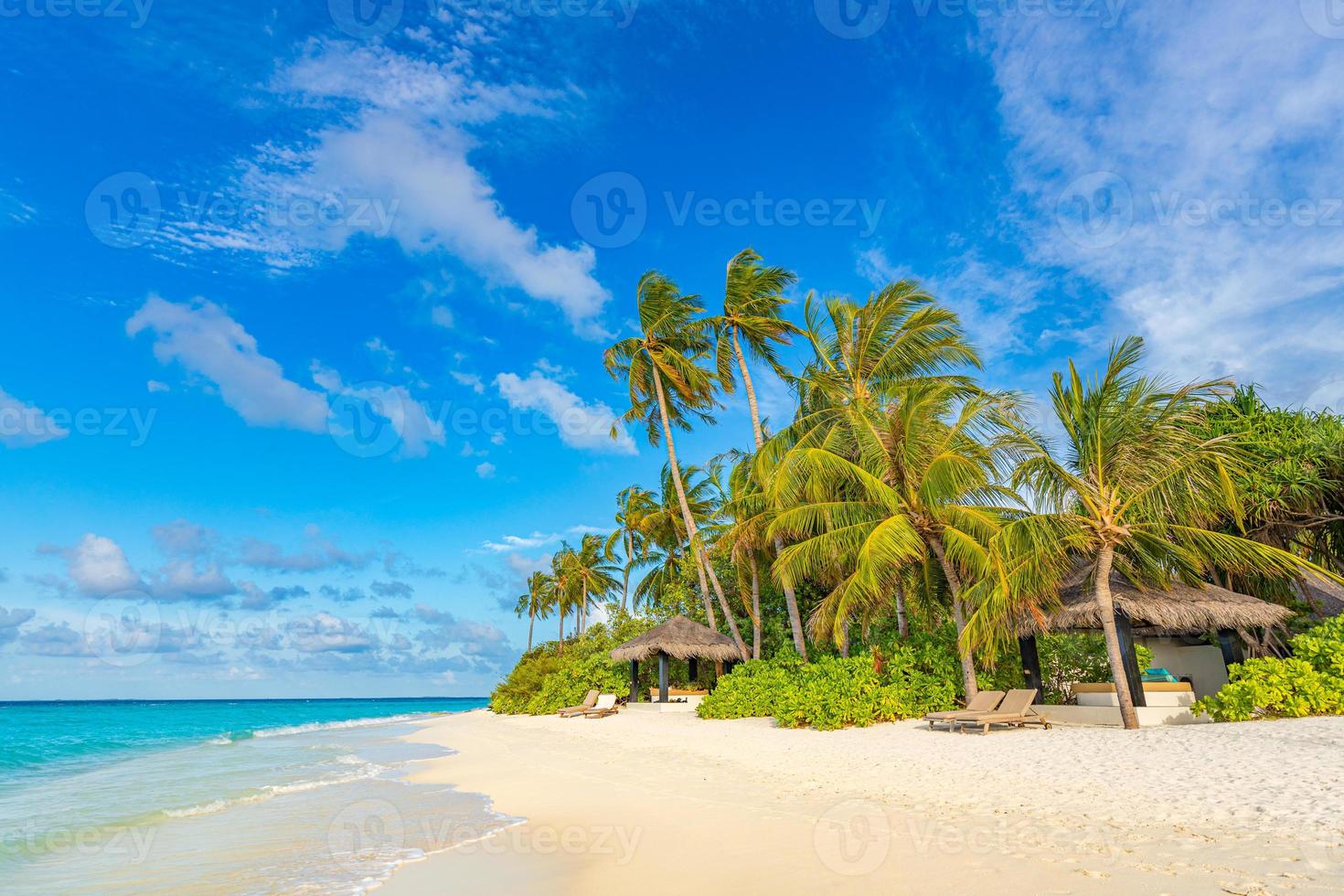 malediven insel strand. tropische landschaft der sommerlandschaft, weißer sand mit palmen. Luxusreiseziel für den Urlaub. exotische Strandlandschaft. erstaunliche Natur, Entspannung, Freiheitsnaturvorlage foto