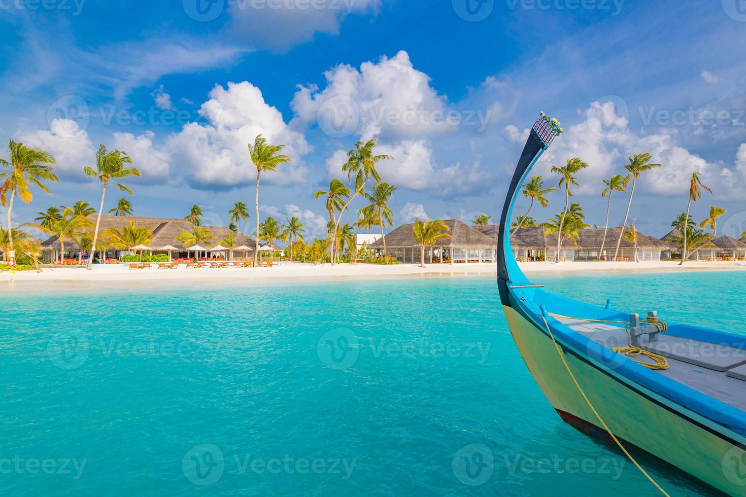 inspirierendes Stranddesign auf den Malediven. Malediven traditionelles Boot Dhoni und perfektes blaues Meer mit Lagune. luxuriöse tropische Resorthotel-Paradiesansicht. idyllische Küste, Ufer mit weißem Sand, Palmen foto