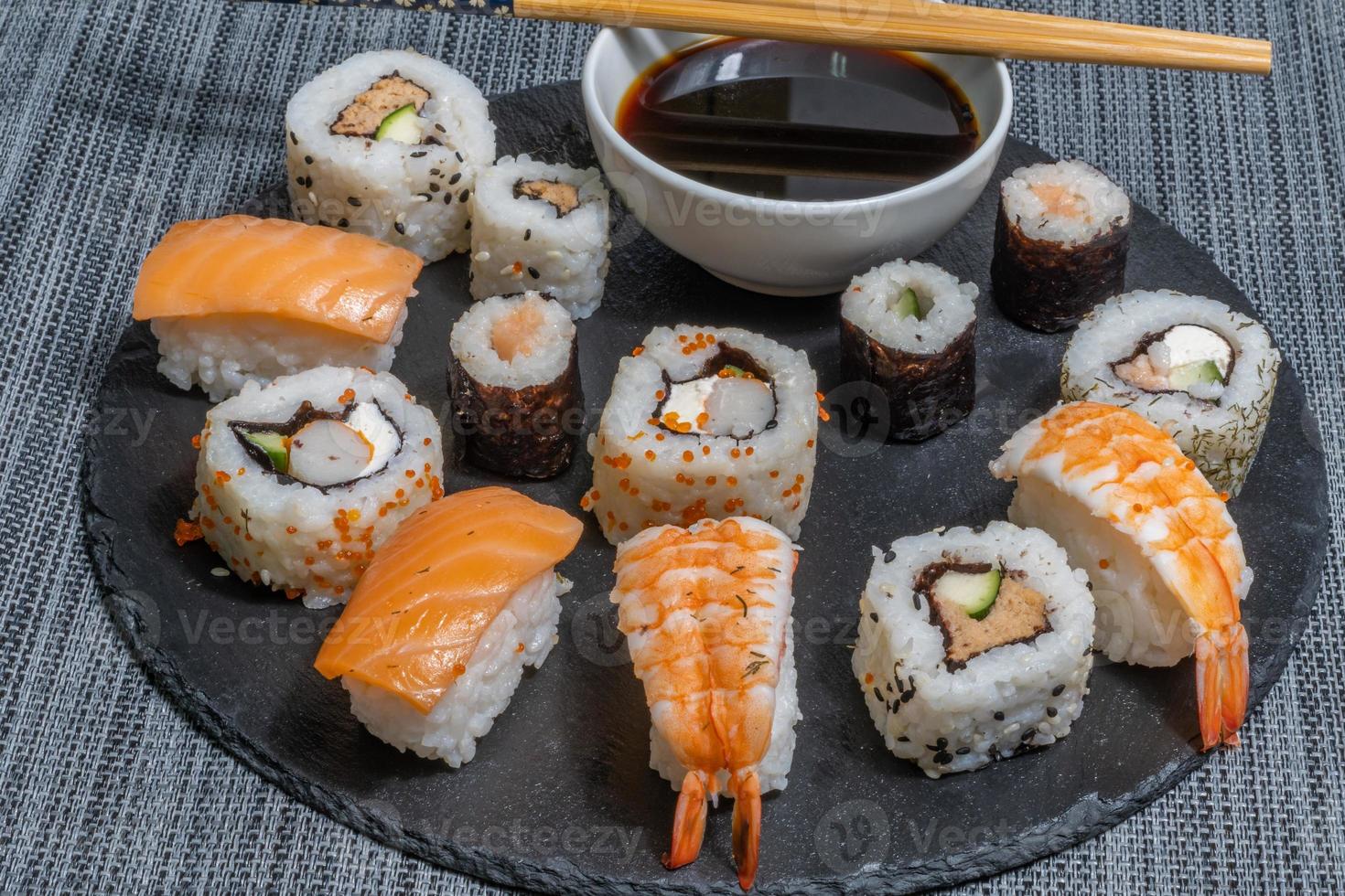 leckere Sushi-Rollen foto