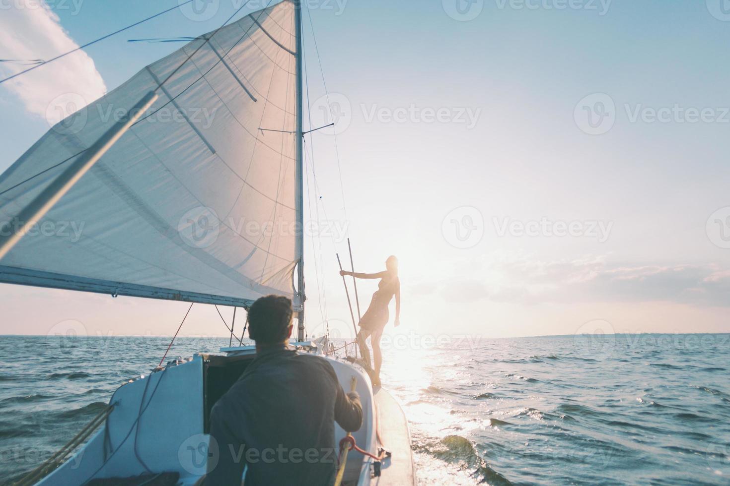 ein Mann und eine Frau reisen auf einer Segelyacht. foto