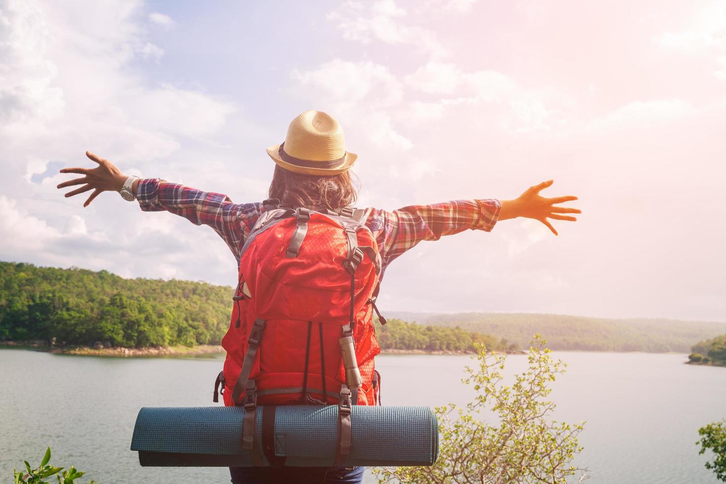 Freiheit zeigt die Hände von Hipster-Frauen in Reisenden von ihr und diesem Lebensstil, die mit Reisereisen und Rucksacktouristen genießen? foto