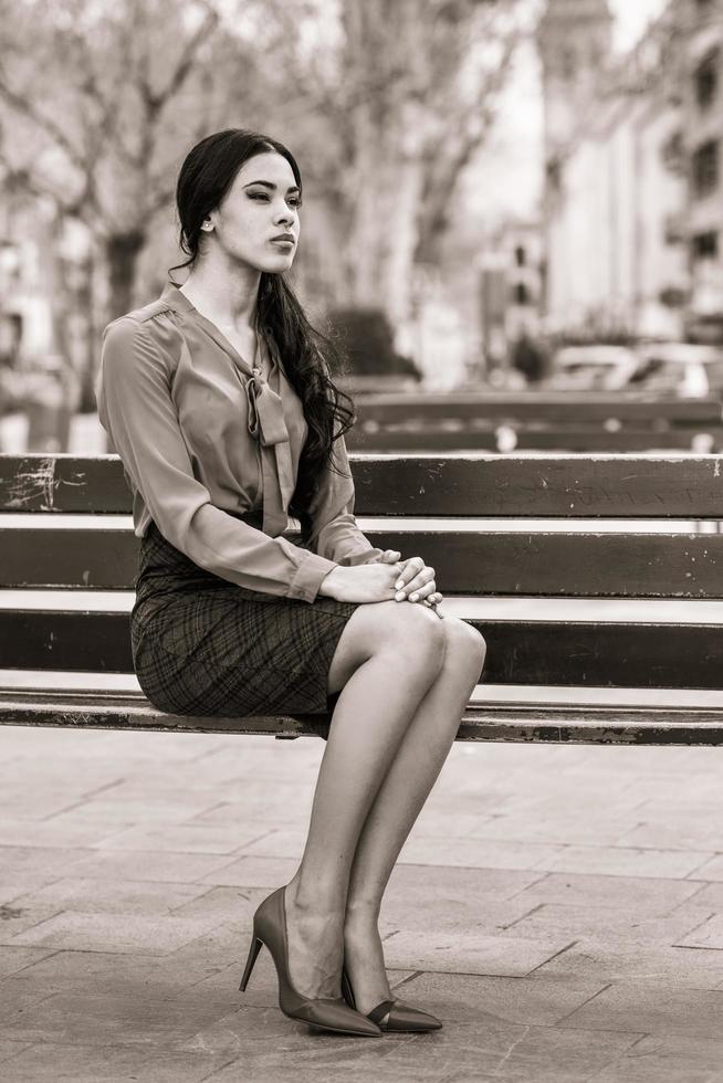 hispanische Stewardess im städtischen Hintergrund foto