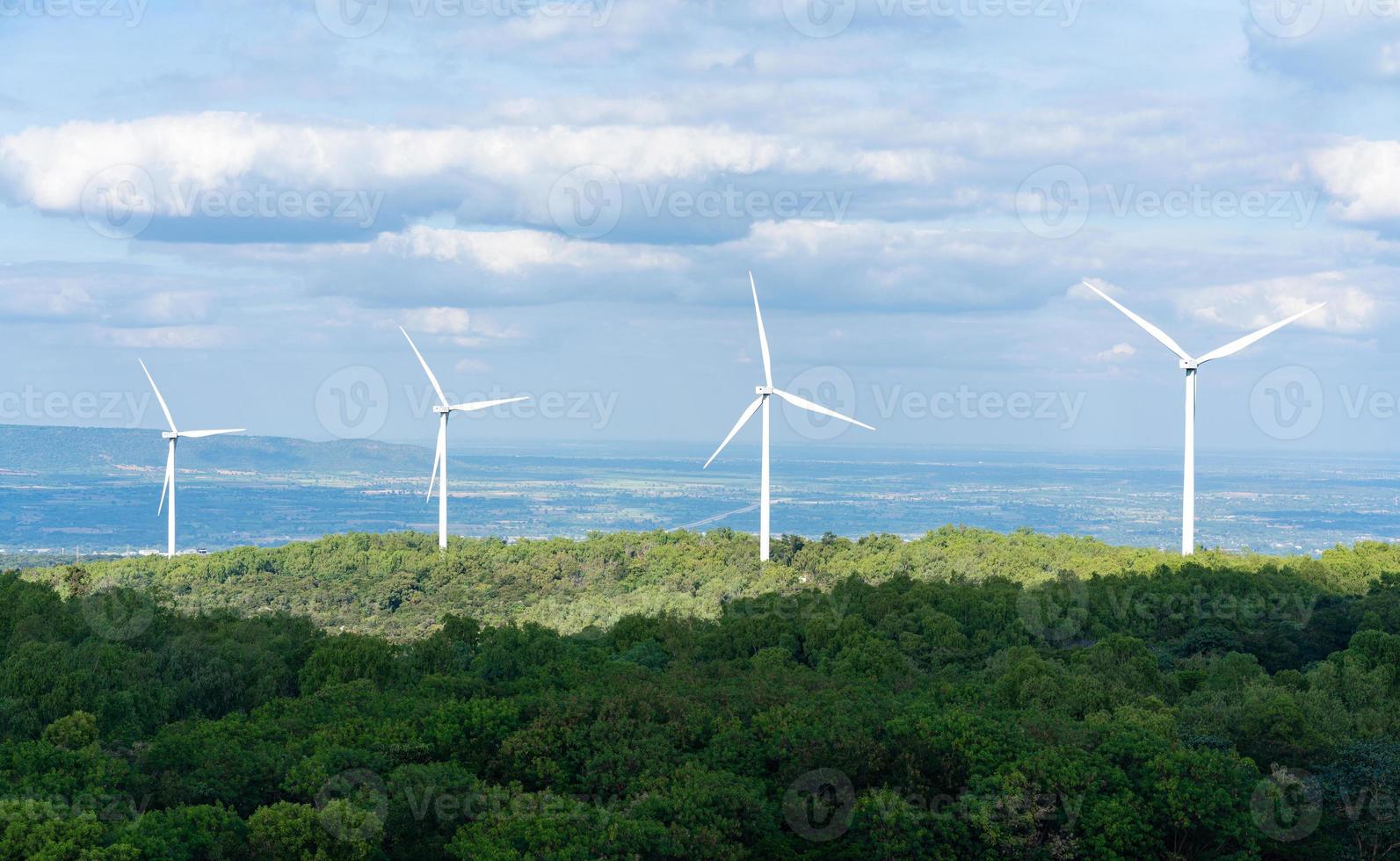 Windmühlen auf dem Berg zur Stromerzeugung. Ökostromkonzept foto