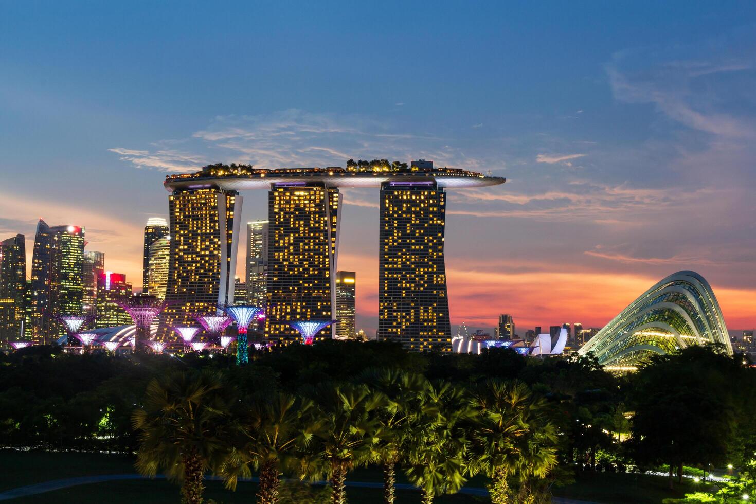 Singapur Skyline Stadtbild am Jachthafen und Sonnenuntergang in der Dämmerung. aufgenommenes Foto von der Jachthafensperre.