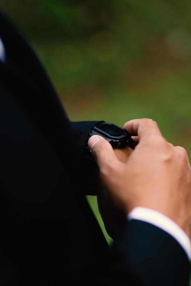 Herrenuhr zur Hand. Hochzeitszeremonie foto