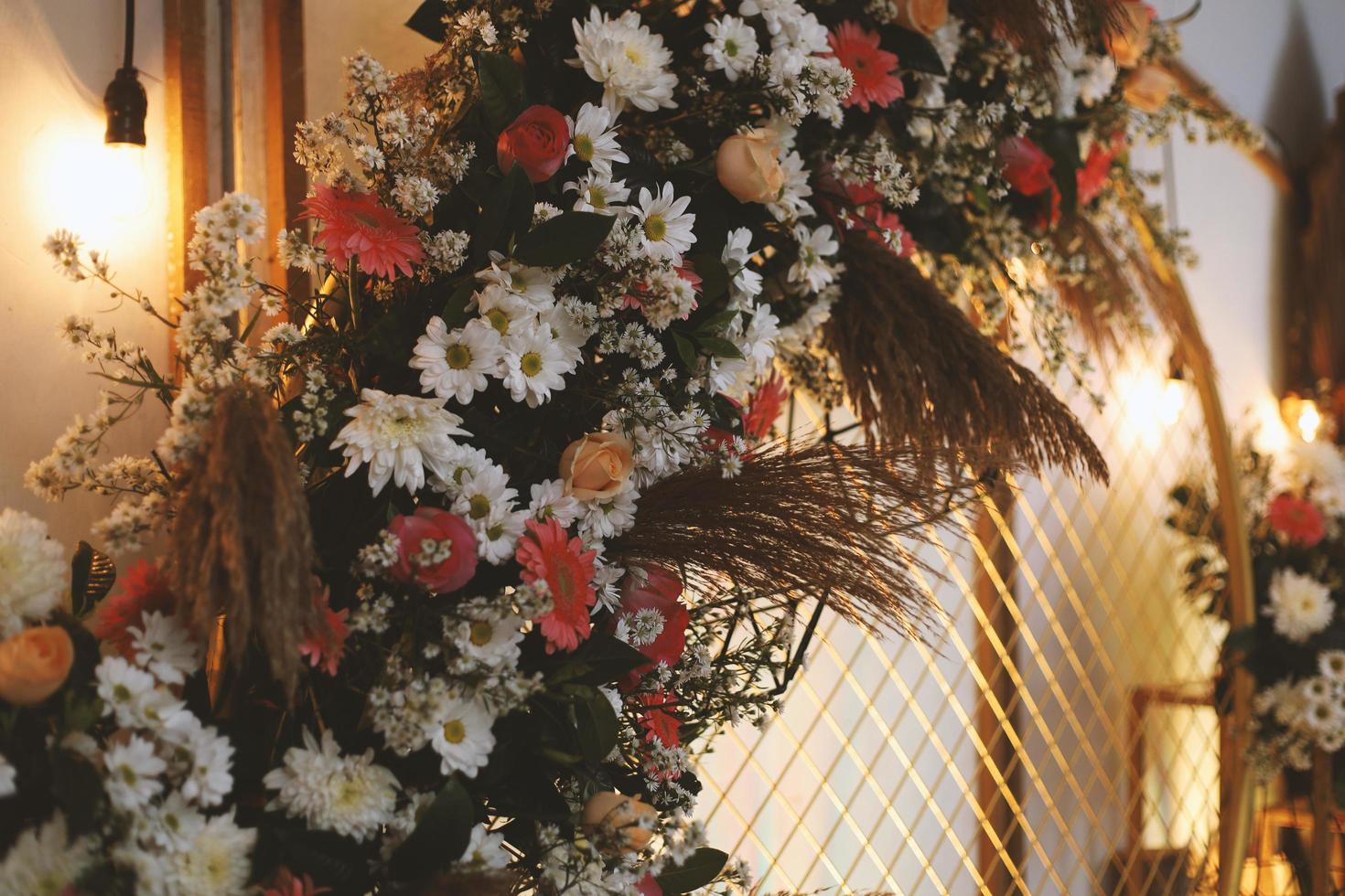 Hochzeitsbogen, Hochzeit, Hochzeitsmoment, Dekoration, Dekor, Hochzeitsdekoration, Blumen, Stühle, Zeremonie im Freien im Freien, Blumensträuße foto