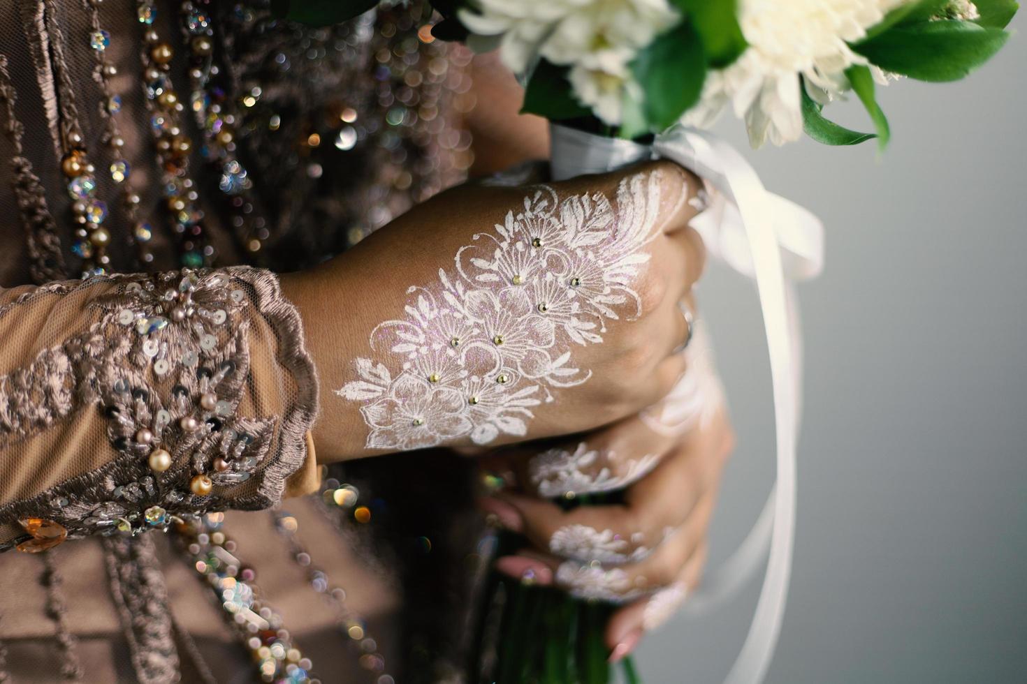 Braut-Henna schön und einzigartig in der Hand der Braut geschnitzt foto