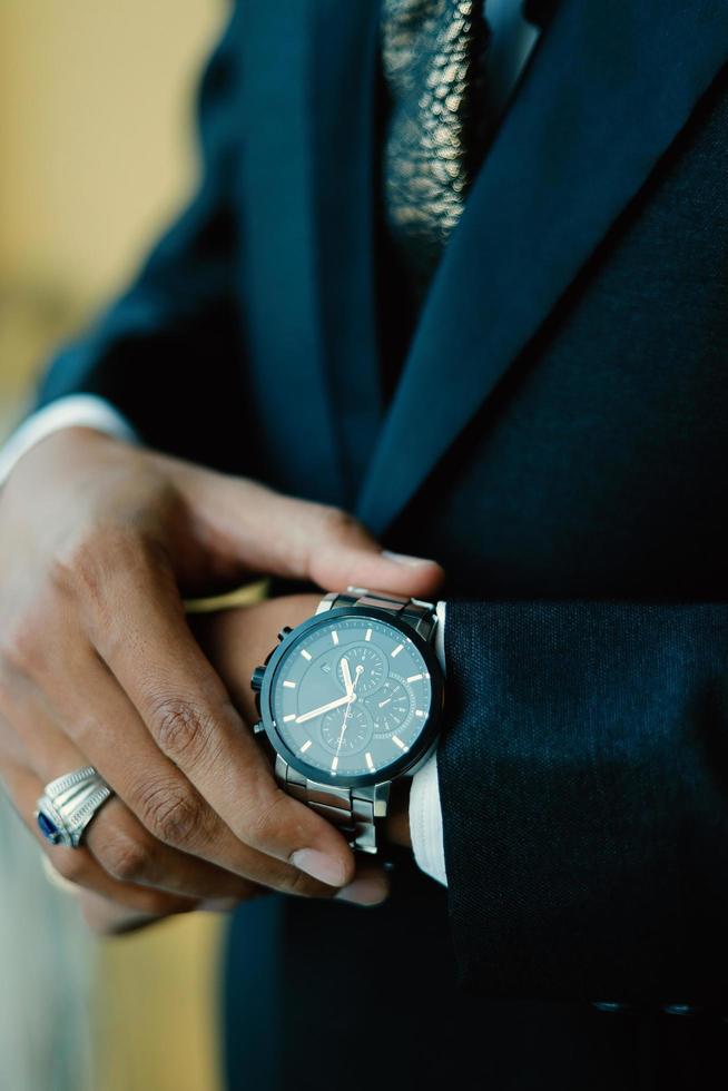 Herrenuhr zur Hand. Hochzeitszeremonie foto