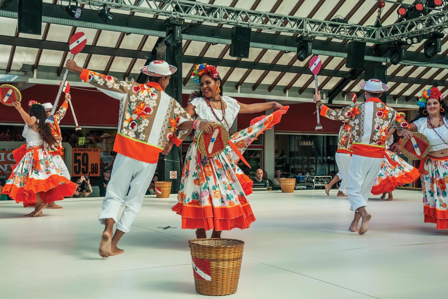 Nova Petropolis, Brasilien - 20. Juli 2019. Brasilianische Volkstänzer, die einen typischen Tanz auf dem 47. Internationalen Folklorefestival von Nova Petropolis aufführen. eine schöne ländliche Stadt, die von deutschen Einwanderern gegründet wurde. foto