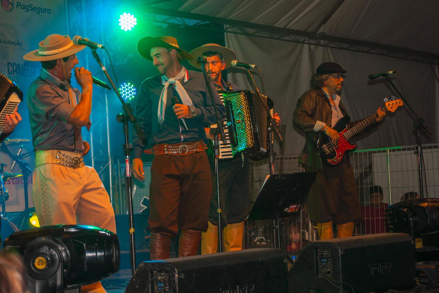 Canela, Brasilien - 21. Juli 2019. Musiker tragen typische Kleidung, die traditionelle Lieder auf der Bühne eines folkloristischen Festivals in Canela aufführen. eine charmante kleine Stadt, die für ihren Ökotourismus sehr beliebt ist. foto